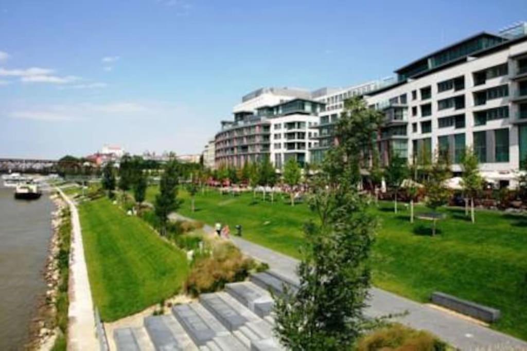 Ferienwohnung Stylish Getaway In Prime Bratislava Location - By The Danube And Old Town Exterior foto
